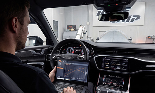 Fahrzeug wird im Prüfstand analysiert und softwareseitig abgestimmt