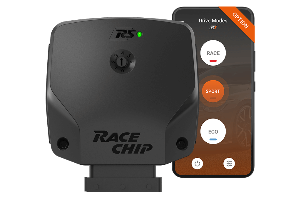 RaceChip RS Steuergerät mit grünem Betriebslicht neben einem Smartphone mit der optionalen App, die die Fahrmodi RACE, SPORT und ECO zeigt.