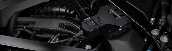 RaceChip GTS 5 Black Steuergerät im Motorraum verbaut, mit eingestecktem Serienstecker.