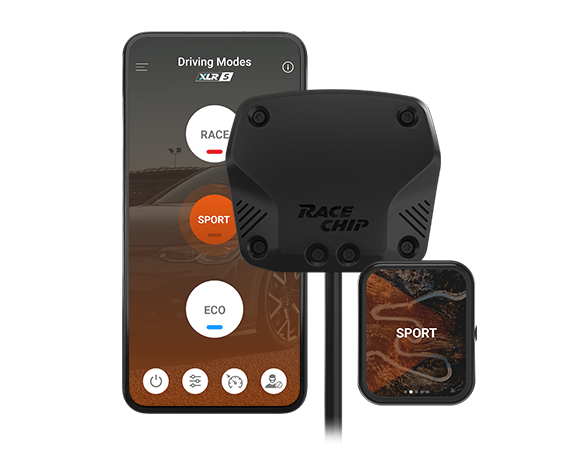 RaceChip XLR 5 Steuergerät mit Smartphone und Bedieneinheit. Die App zeigt die Fahrmodi RACE, SPORT und ECO, SPORT ist aktiv. Das Bedienteil ist ausgegraut.