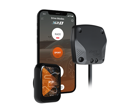 RaceChip XLR5 Steuergerät mit Smartphone und Bedieneinheit. Die App zeigt die Fahrmodi RACE, SPORT und ECO, der Modus SPORT ist aktiv.